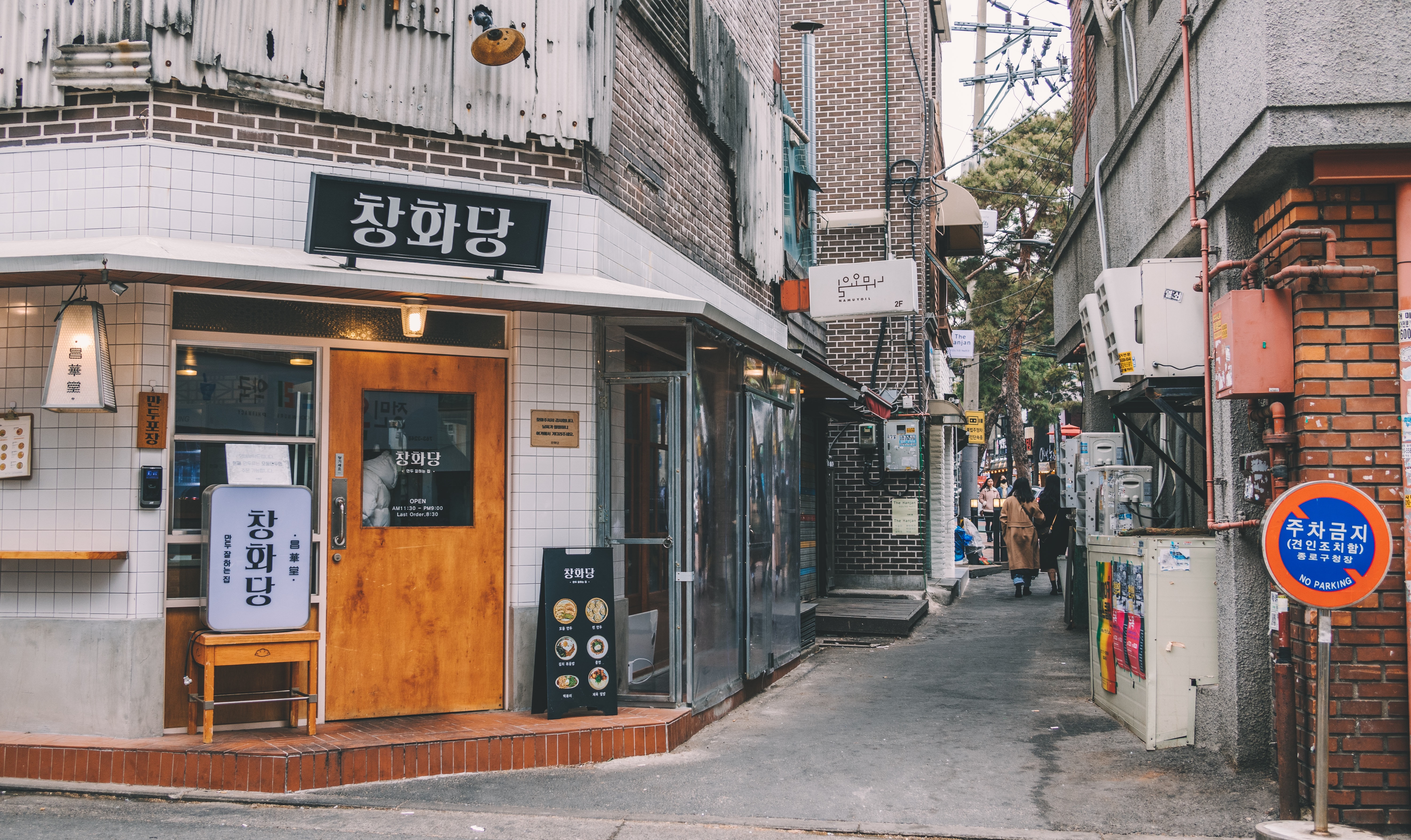韓国の街の店の前の画像
