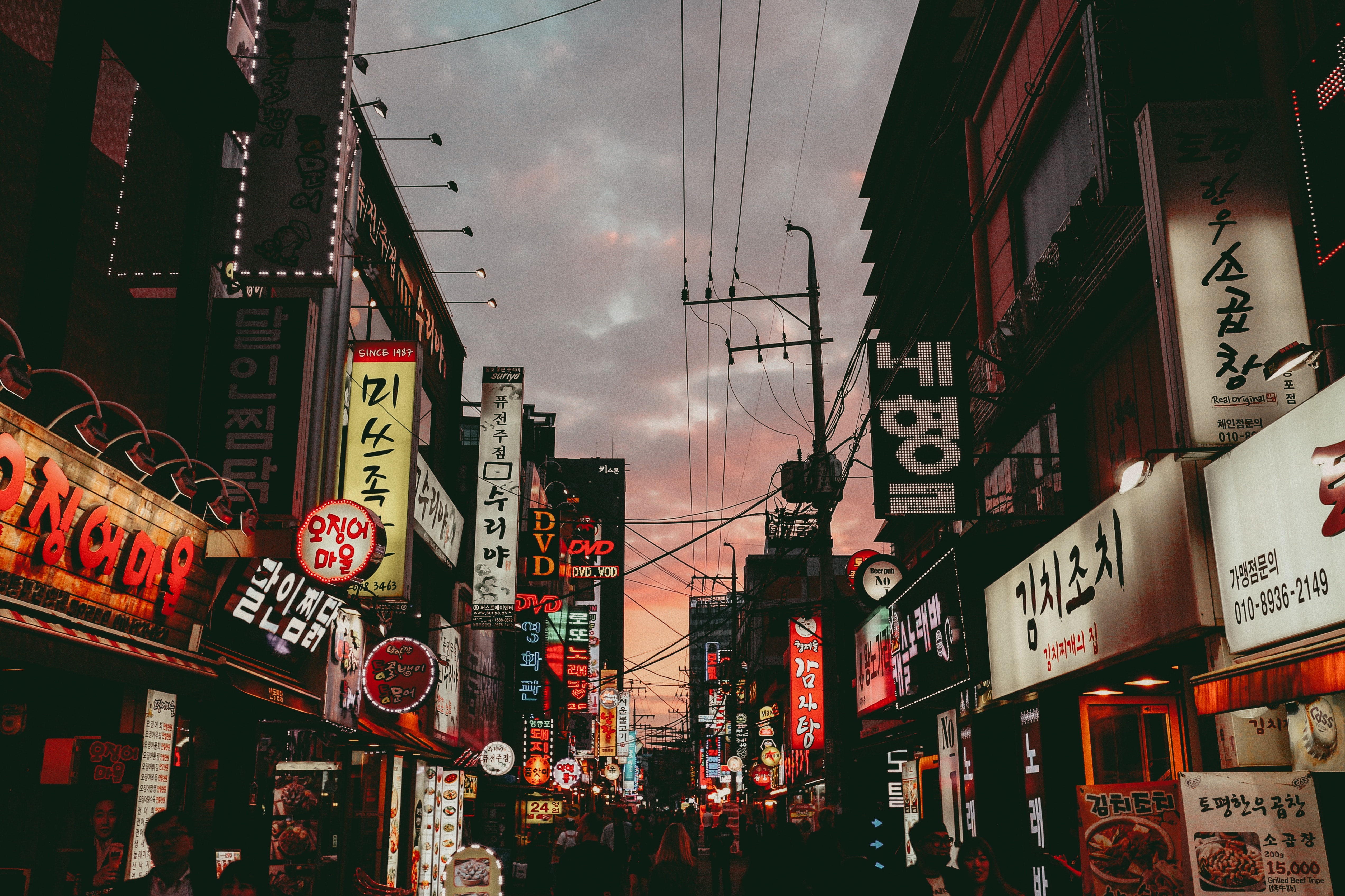 韓国の街並みの夜の画像